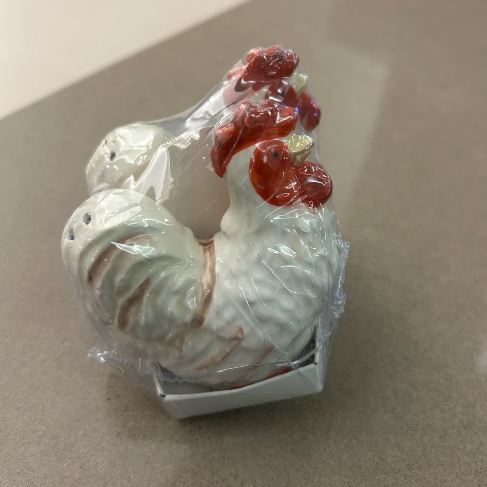 Cottage rooster, salt and pepper set no damages very nice